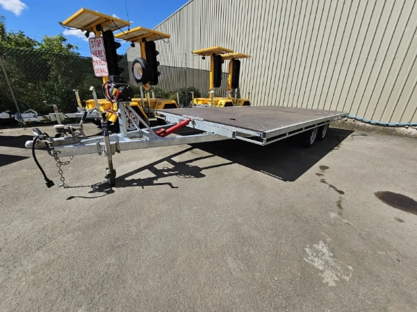 Flatdeck tandem-axle equipment trailer for traffic-control equipment transport