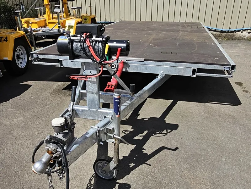 Flatdeck tandem-axle equipment trailer, side view