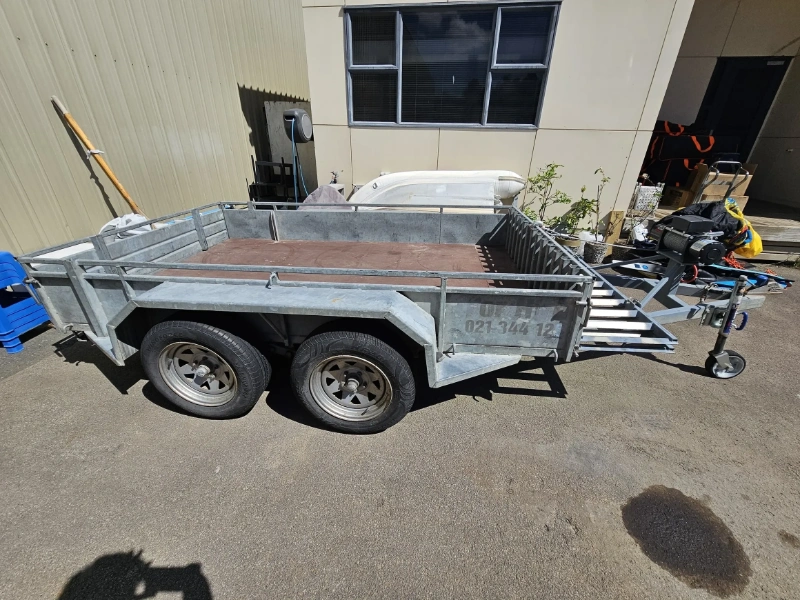 Standard tandem-axle equipment trailer for traffic-control equipment transport