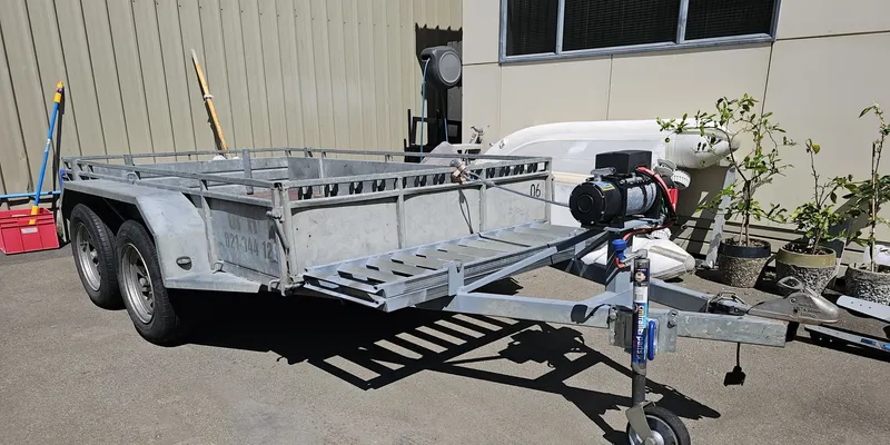 Standard tandem-axle equipment trailer, side view